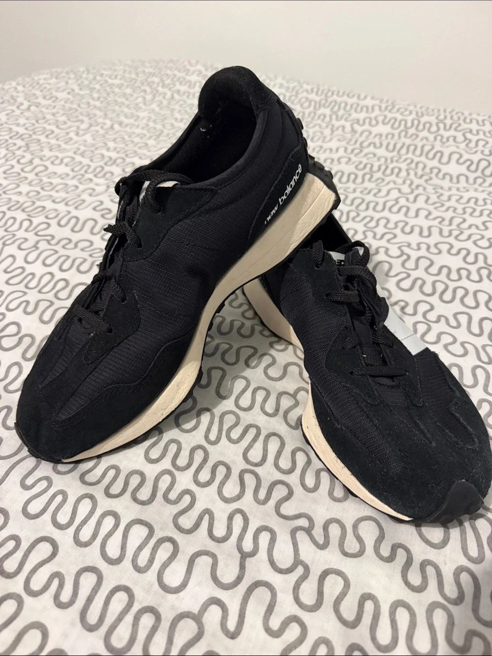 New Balance 327 sneaker Black with White